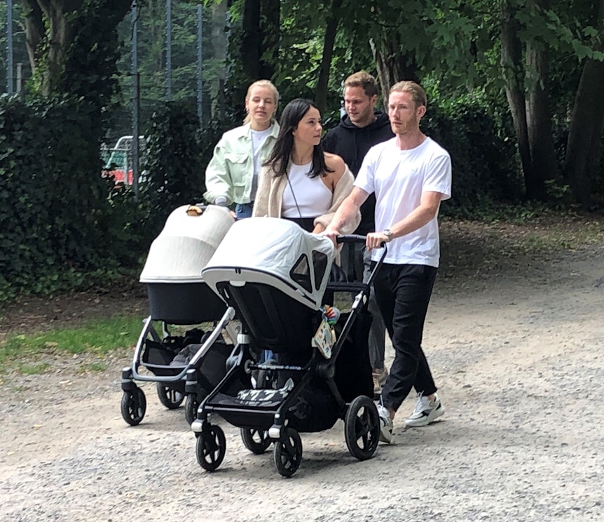 Benno Schmitz und Florian Kainz kamen mit ihren Frauen und dem Nachwuchs im Kinderwagen.