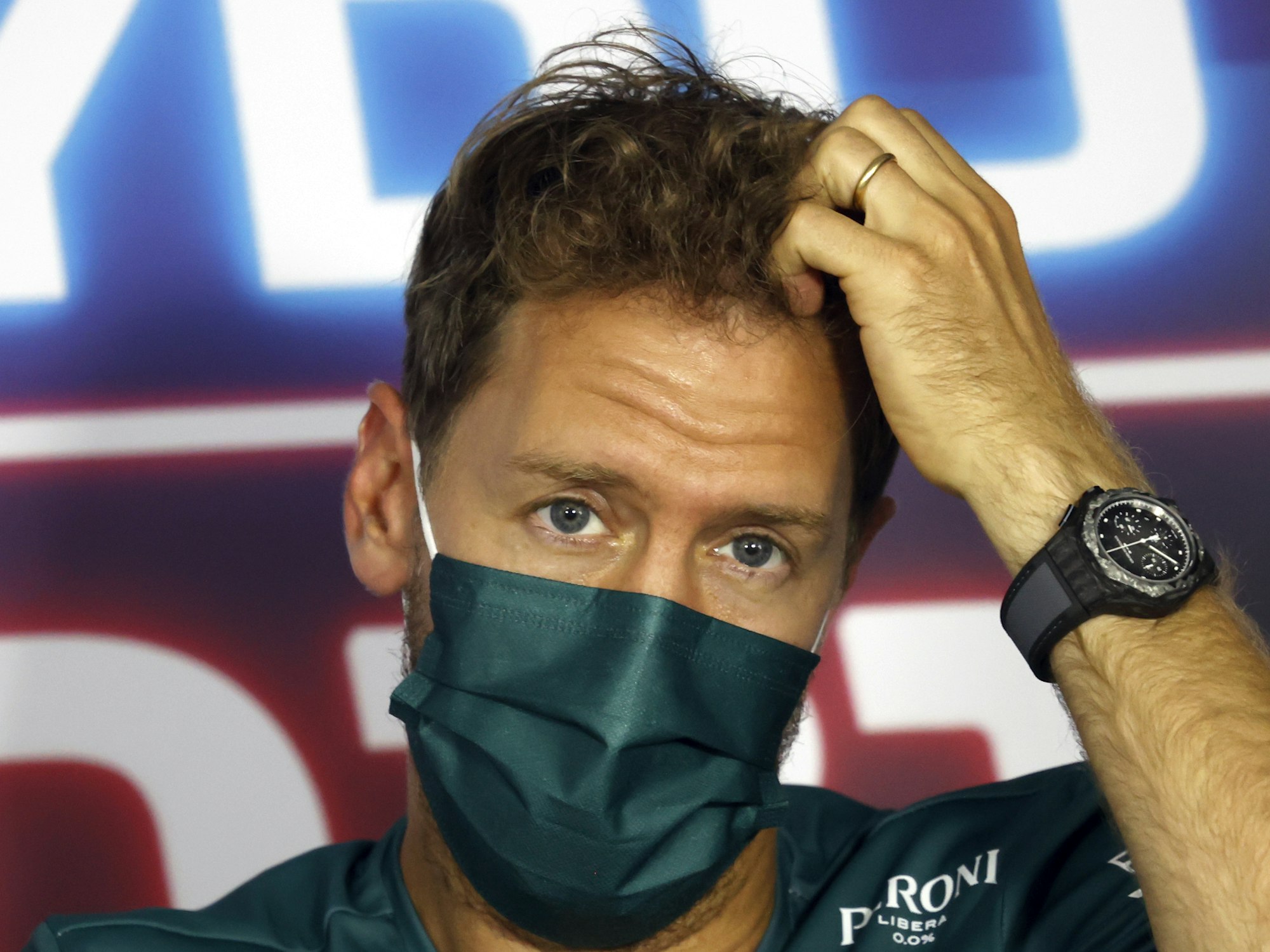 Aston Martin-Fahrer Sebastian Vettel nimmt an einer Pressekonferenz auf der Rennstrecke Hungaroring in Budapest teil.