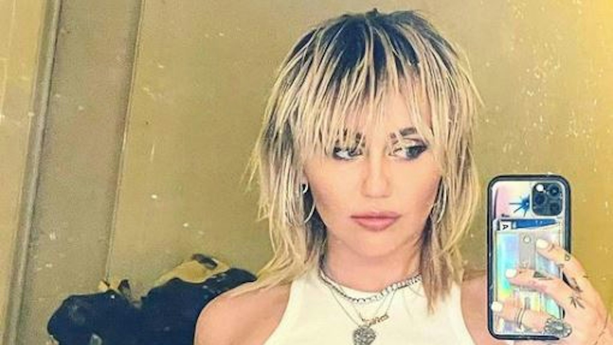 Miley Cyrus postet dieses Selfie am 1. August 2021 auf ihrem Instagram-Kanal. Screenshot zur Berichterstattung erstellt.