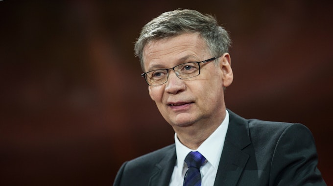 Wer wird Millionär-Moderator Günther Jauch sitzt am 01.02.2015 in Berlin in seiner ARD-Talkreihe.