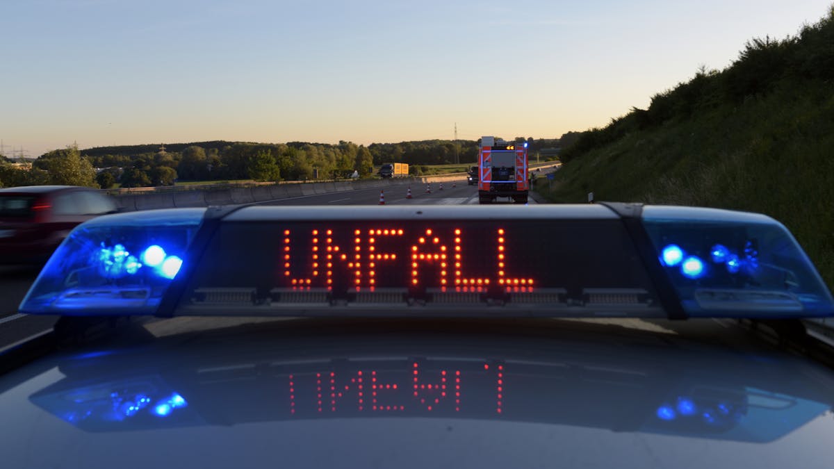 Auf einem Polizeifahrzeug warnt&nbsp; auf der Autobahn A8 eine Leuchtschrift vor einer Unfallstelle.