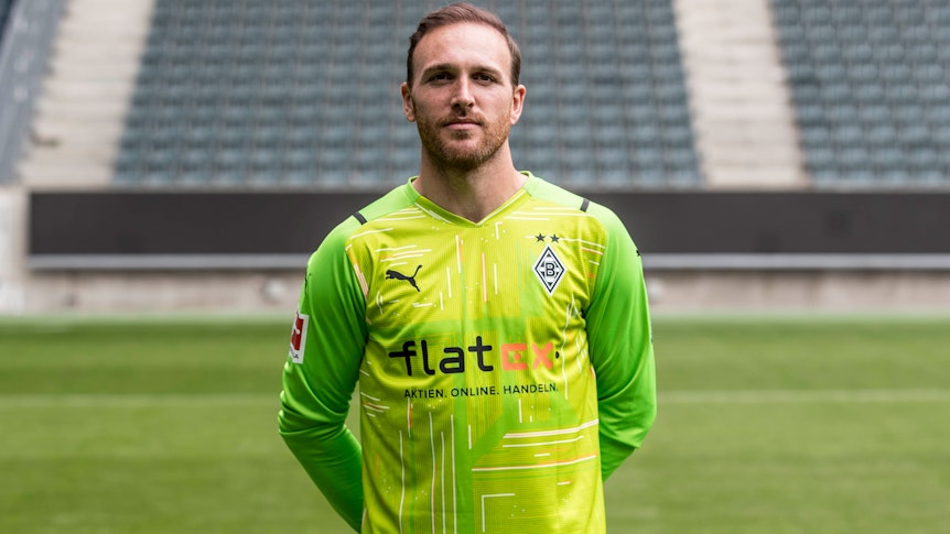 Gladbachs Tobias Sippel posiert am Media Day am 1. August 2021 im Borussia-Park fürs Foto.