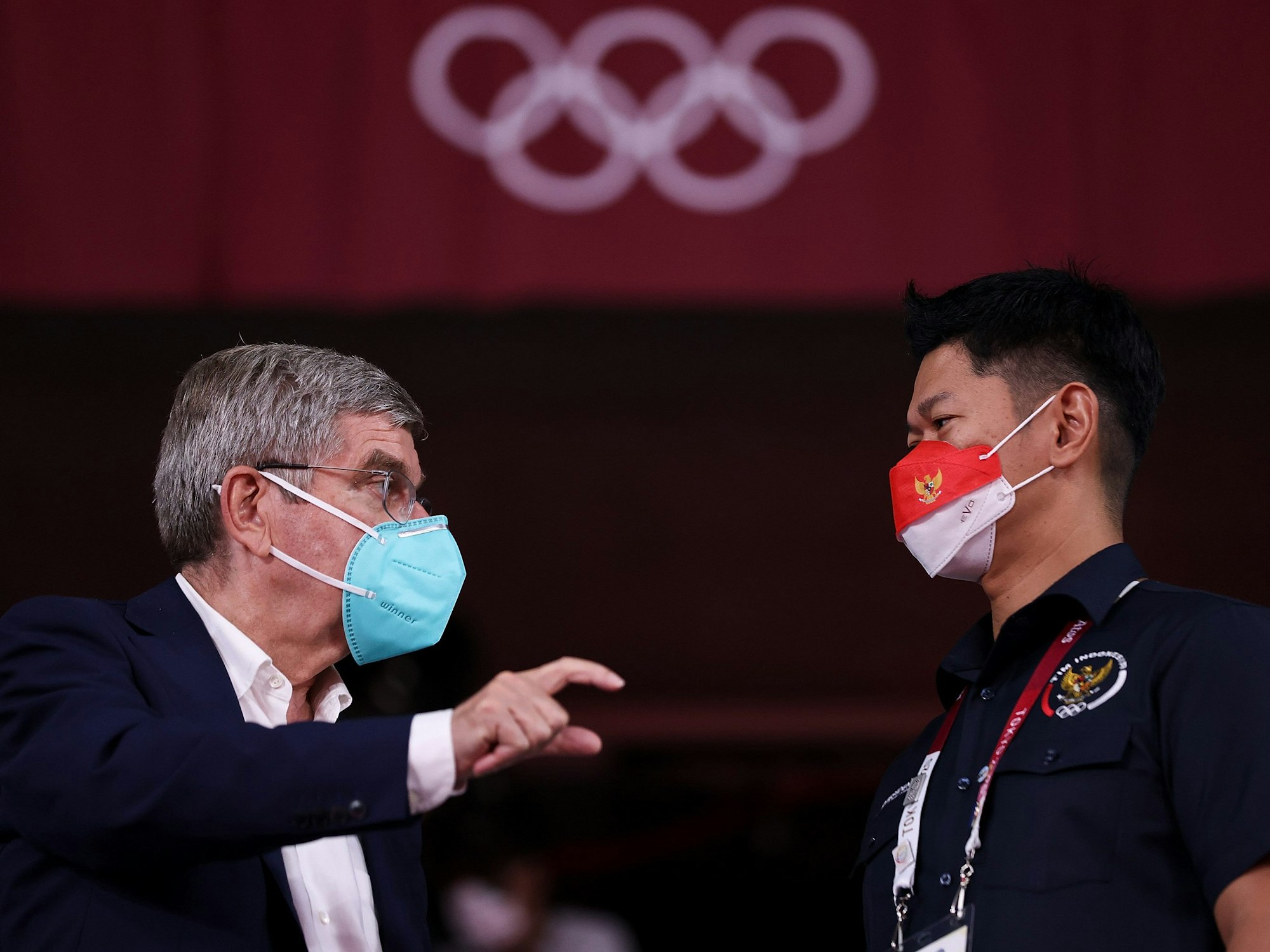 Unter Druck: IOC-Präsident Thomas Bach mit Indonesiens Olympia-Präsident Raja Sapta Oktohari in Tokio.