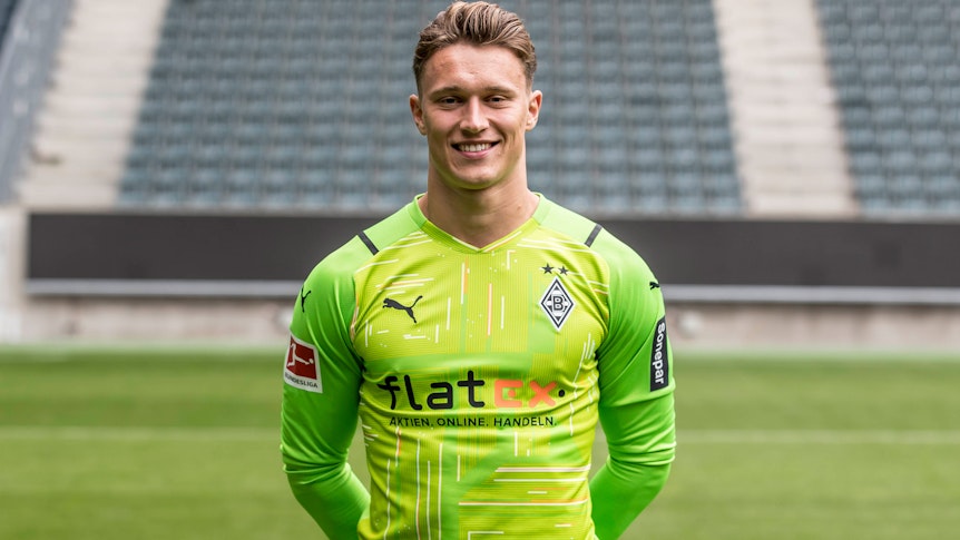 Gladbachs Jan Olschowsky posiert am 1. August 2021 beim Media Day im Borussia-Park fürs Foto.