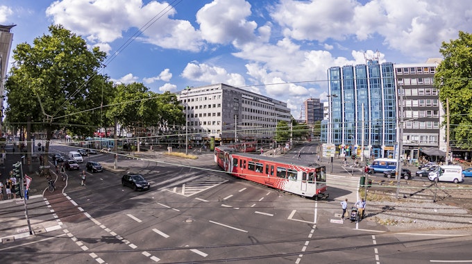 Bahnen und Autos fahren über den Barbarossaplatz in Köln.