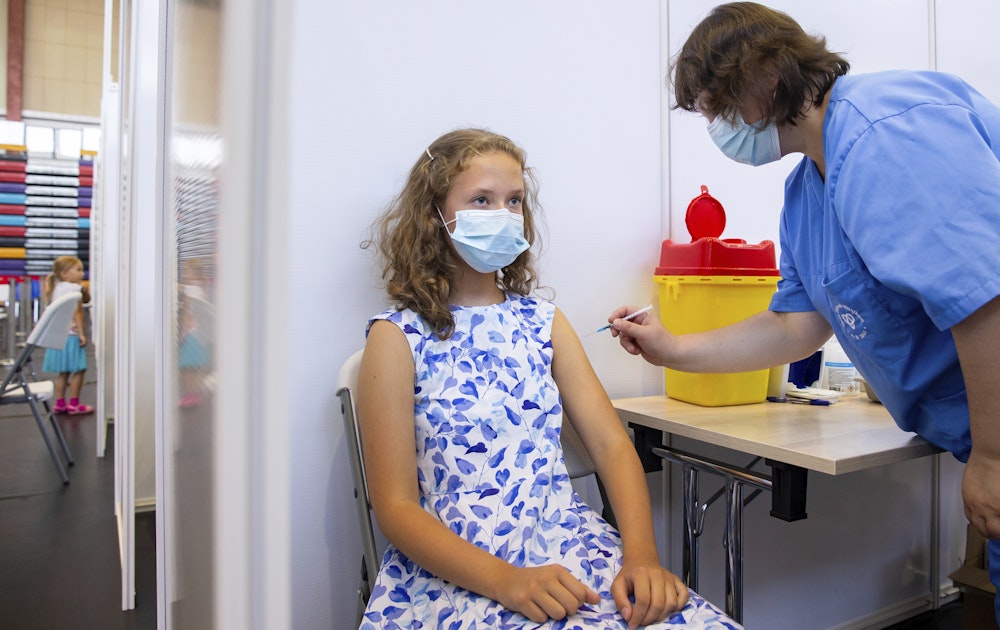 Ein medizinischer Mitarbeiter verabreicht der 13-jährigen Gloria Raudjarv eine Impfung für Kinder ab 12 Jahren ist in Deutschland erlaubt