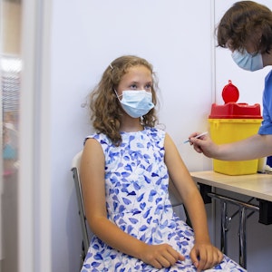 Ein 13-jähriges Mädchen wird in Estland gegen Corona geimpft.
