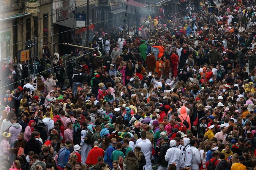 Menschenmassen stehen an Karneval auf der Zülpicher Straße.