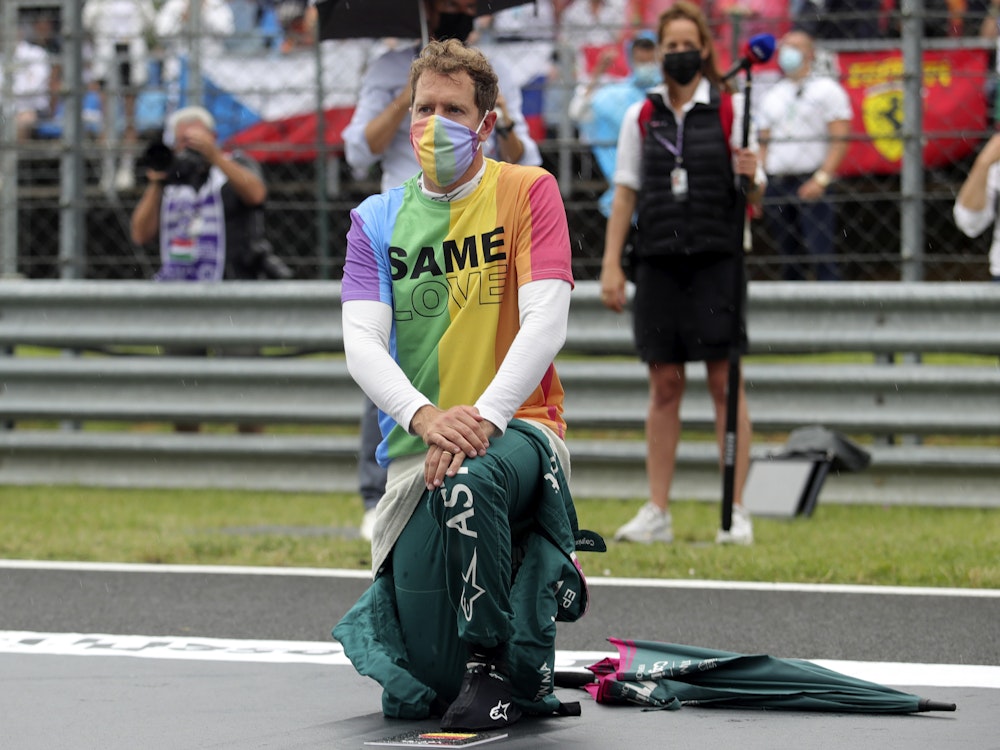 Sebastian Vettel aus Deutschland vom Team Aston-Martin kniet vor dem Rennen auf der Rennstrecke zur Unterstützung der Black-Lives-Matter-Bewegung nieder.