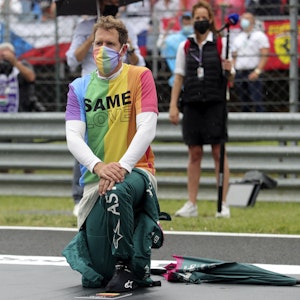 Sebastian Vettel aus Deutschland vom Team Aston-Martin kniet vor dem Rennen auf der Rennstrecke zur Unterstützung der Black-Lives-Matter-Bewegung nieder.