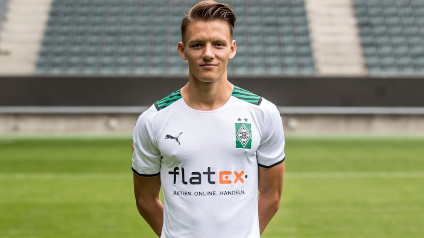Hannes Wolf posiert am Media Day am 1. August 2021 fürs Foto im Borussia-Park.