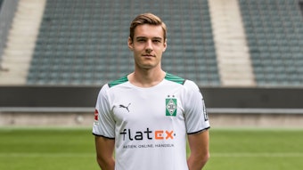 Gladbachs Florian Neuhaus posiert am 1. August 2021 beim Media Day im Borussia-Park fürs Foto.