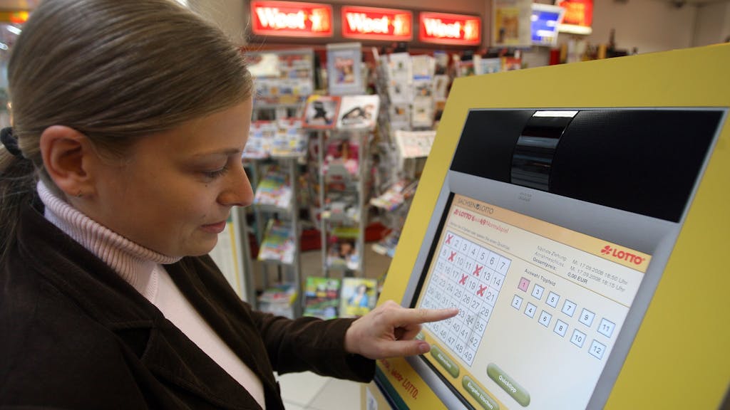 In diesem Jahr gewannen über 30 Tipper oder Tipperinnen aus NRW im Lotto. Das Symbolfoto aus dem Jahr 2008 zeigt eine Frau, die in einem Einkaufscenter in Leipzig an einem Selbstbedienungsterminal einen Lottoschein ausfüllt.