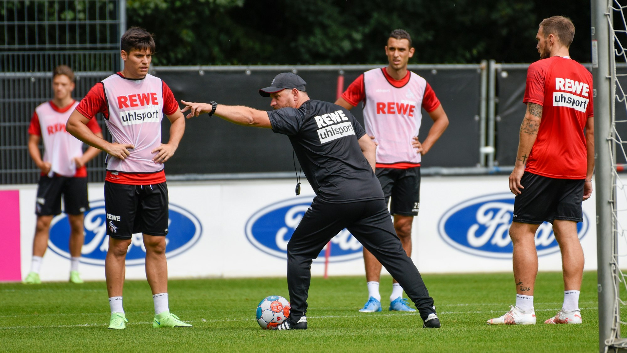 Trainer Steffen Baumgart beim Training des 1.FC Köln vor dem Testspiel gegen Roda Kerkrade.