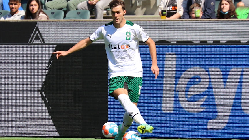 Gladbachs Joe Scally kontrolliert im Testspiel gegen den FC Groningen am 31. Juli 2021 im Borussia-Park den Ball.