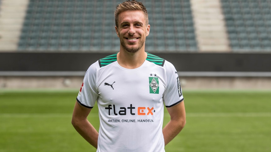 Patrick Herrmann posiert am 1. August 2021 am Media Day im Borussia-Park.
