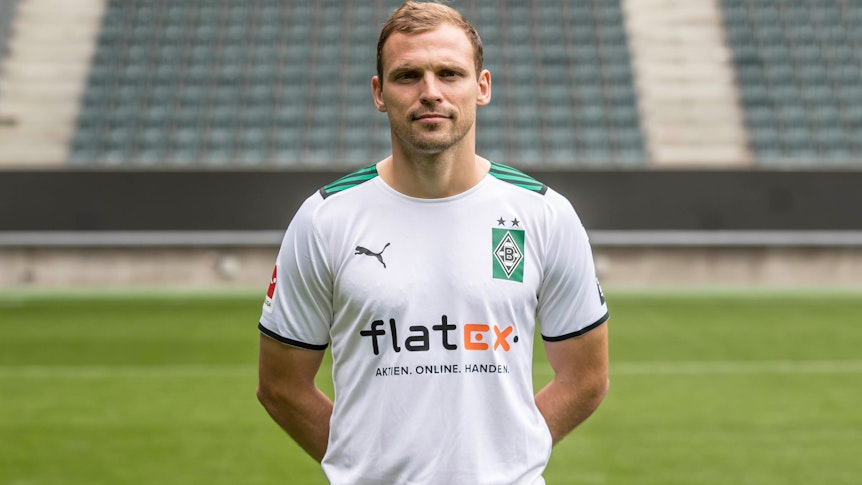 Gladbachs Tony Jantschke posiert am 1. August 2021 beim Media Day im Borussia-Park fürs Fotos.