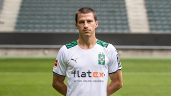 Stefan Lainer posiert am 1. August 2021 am Media Day im Borussia-Park fürs Foto.