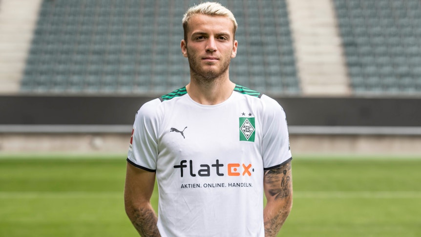 Jordan Beyer posiert am Media Day am 1. August 2021 fürs Foto im Borussia-Park.
