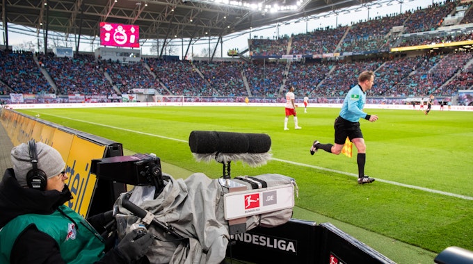 Eine TV-Kamera filmt während des Bundesliga-Spiels RB Leipzig - Werder Bremen.