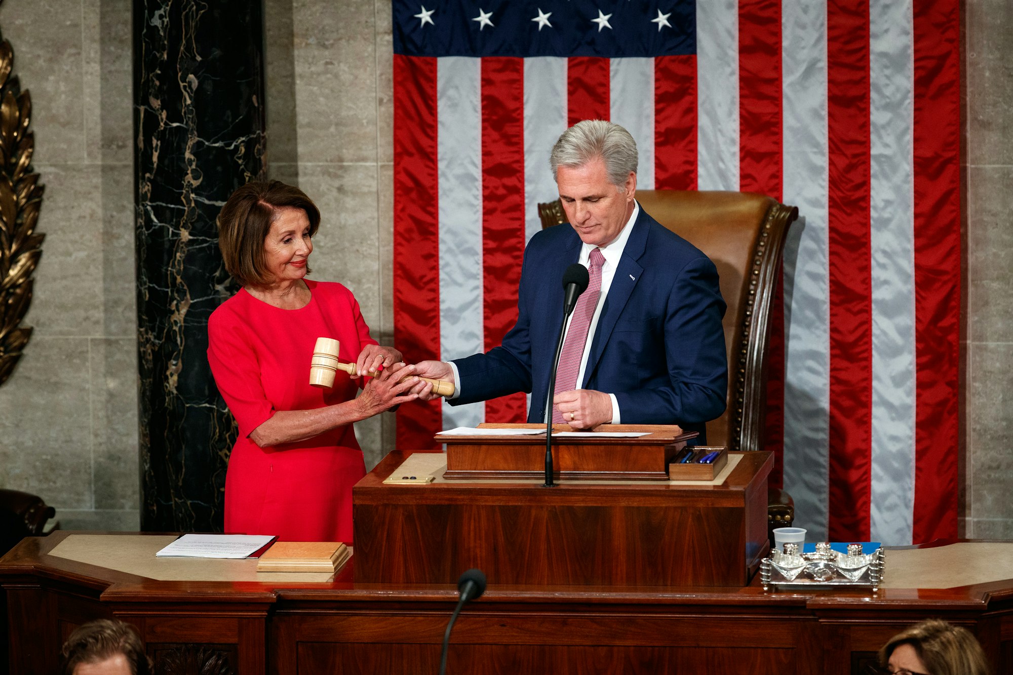 Nancy Pelosi übernimmt nach ihrer Wahl zur Vorsitzenden des US-Repräsentantenhauses den Hammer von Kevin McCarthy, Franktionschef der Republikaner im US-Repräsentantenhaus.