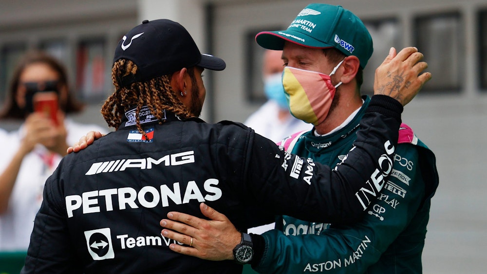 Sebastian Vettel (r.) und Lewis Hamilton umarmen sich nach dem Ungarn-Rennen der Formel 1.