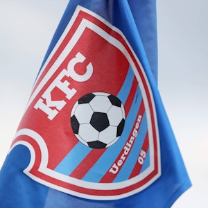 Fahne mit dem Vereinswappen des KFC Uerdingen