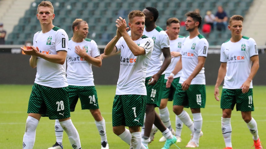 Gladbachs Patrick Herrmann (Mitte) applaudiert den Fans mit Matthias Ginter (links) und weiteren Mannschaftskollegen nach der Partie gegen Groningen am 31. Juli 2021 zu.