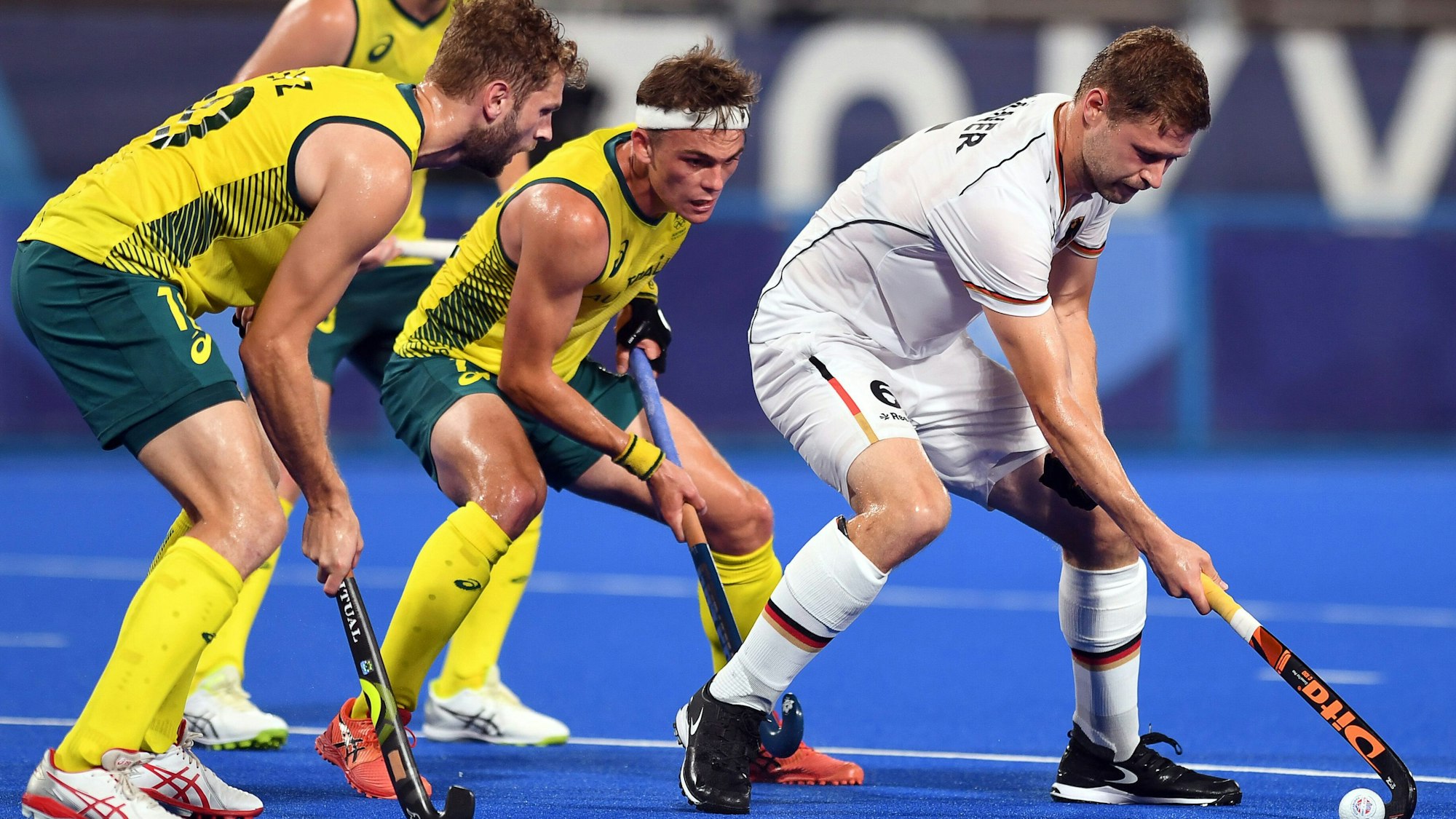 Hockey-Nationalspieler Martin Häner kämpft im Halbfinale der Olympischen Spiele gegen zwei Australier um den Ball