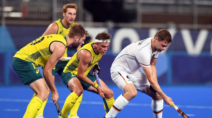 Hockey-Nationalspieler Martin Häner kämpft im Halbfinale der Olympischen Spiele gegen zwei Australier um den Ball