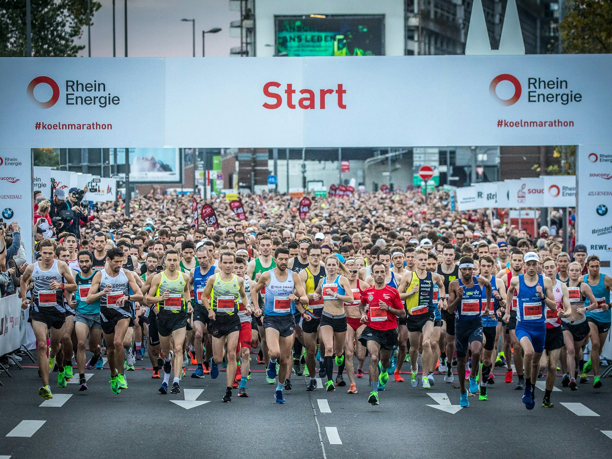 Tausende Läufer beim Start des Köln Marathons 2019.
