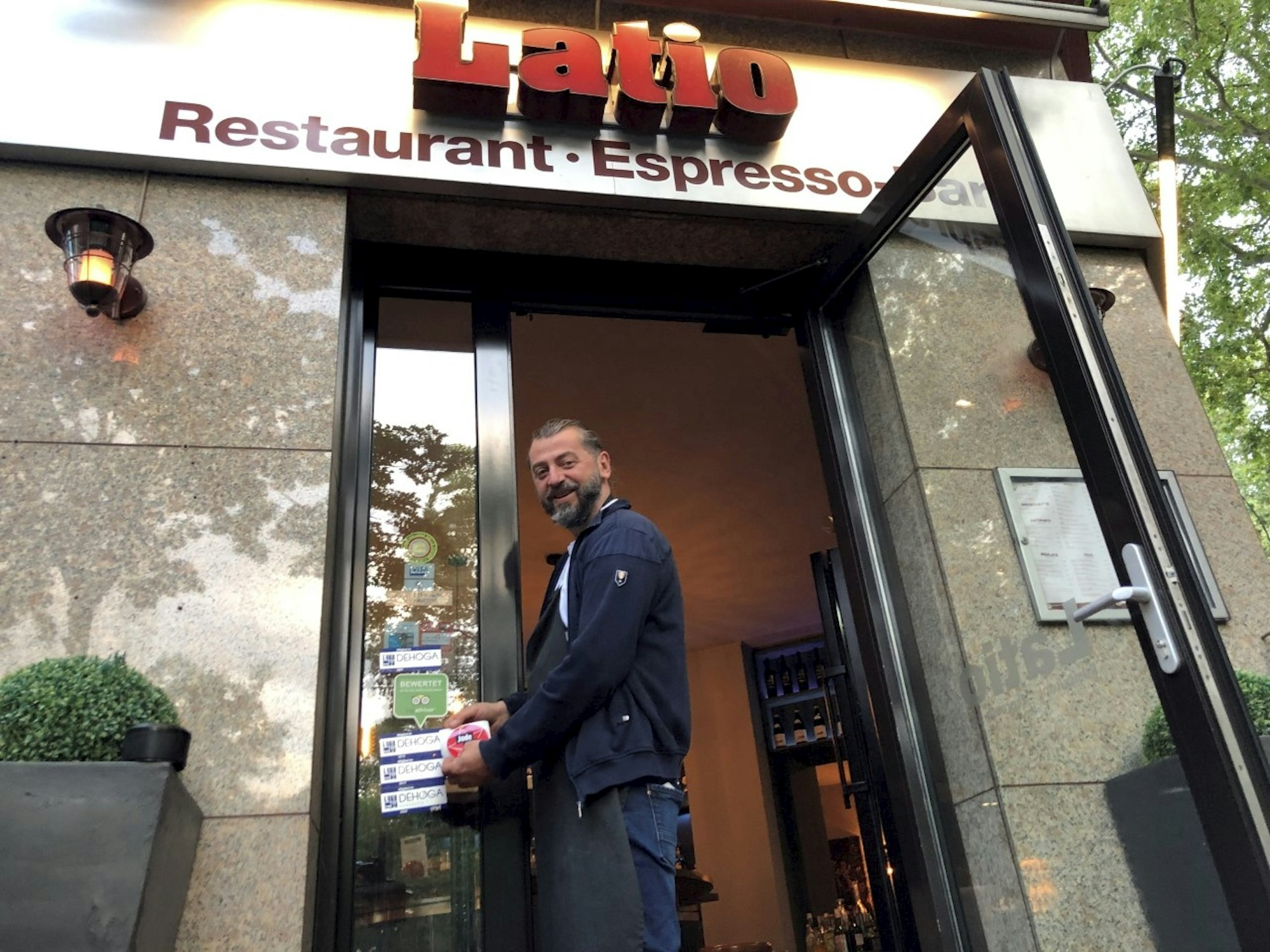 Wirt Aki am Eingang seines Ladens Latio in Köln.