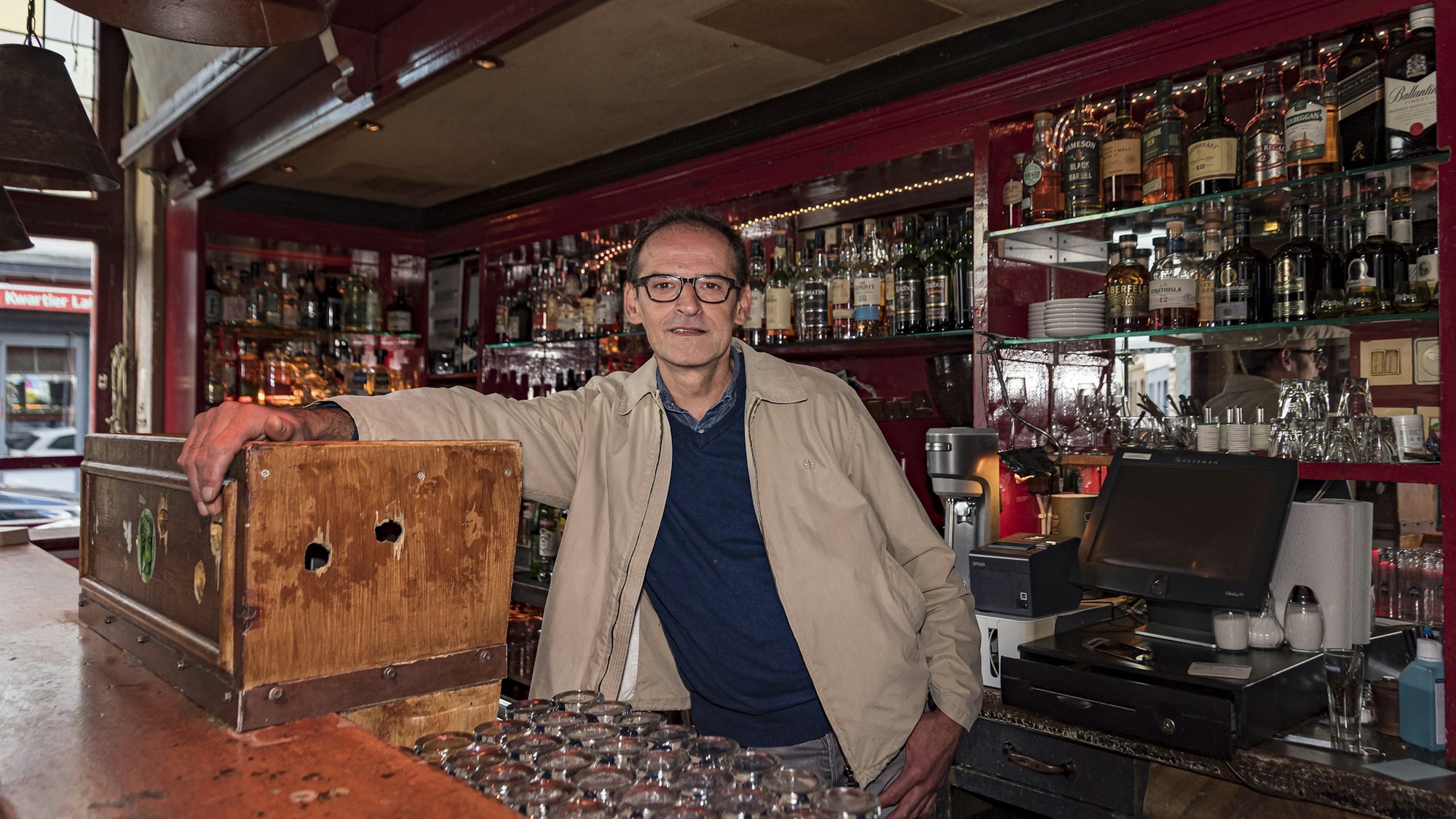 Inhaber Stephan Freund
steht hinter dem Tresen seiner Kölner Bar „Stiefel“.