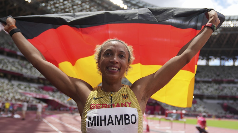 Malaika Mihambo bejubelt mit Deutschland-Fahne ihr Weitsprung-Gold bei Olympia in Tokio