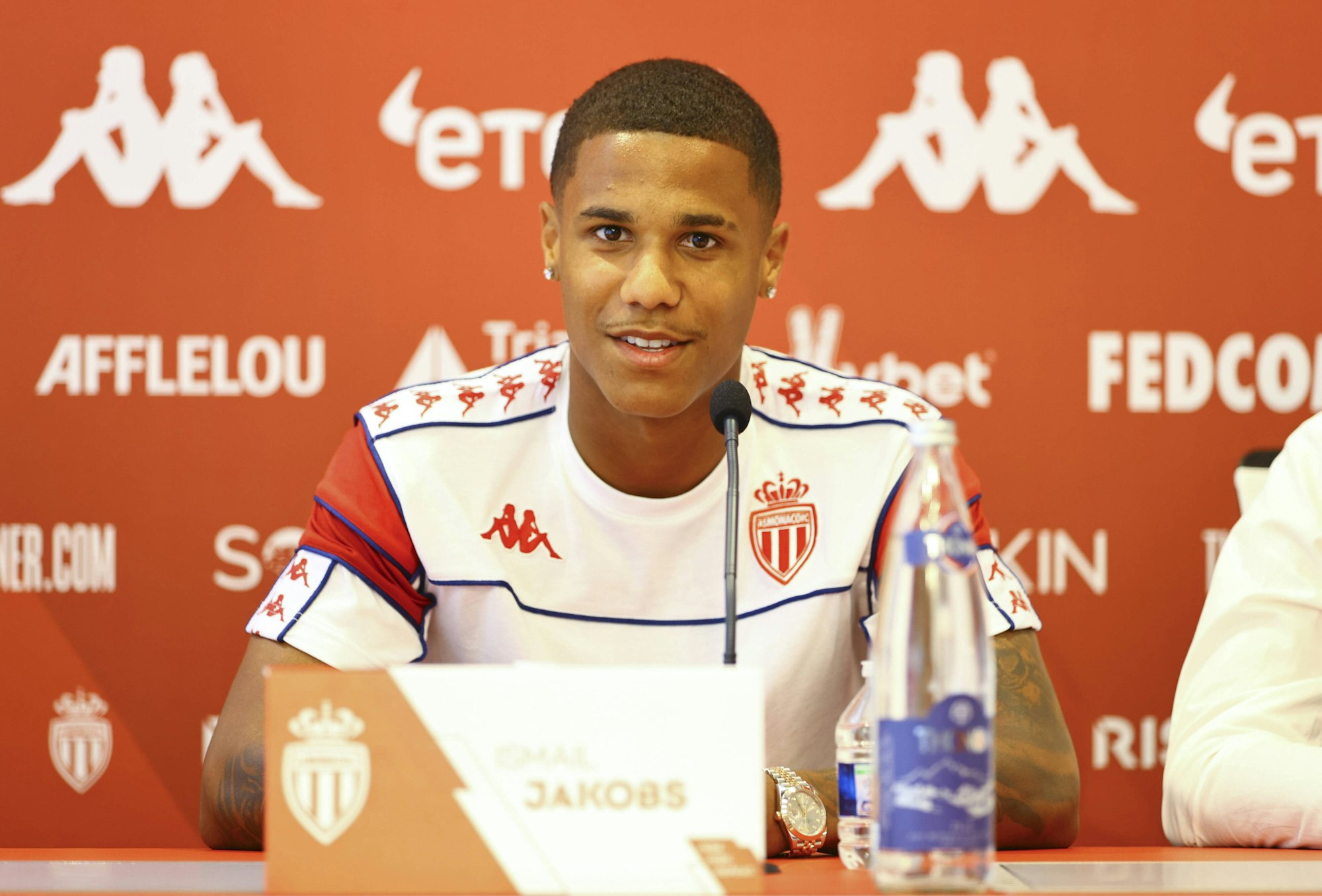 Ismail Jakobs sitzt auf einer Pressekonferenz vor dem Champions-League-Spiel des AS Monaco.