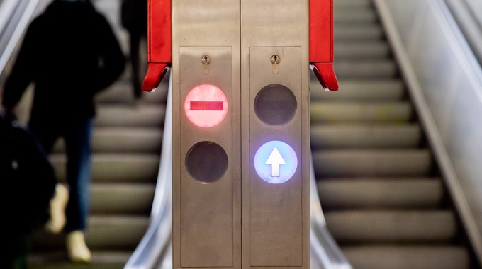 Notbremsschalter und Richtungszeichen sind an einer Rolltreppe im Berliner Bahnhof Bundesplatz zu sehen.