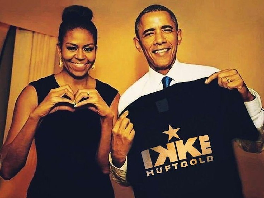 Barack und Michelle Obama posieren mit einem Shirt mit der Aufschrift Ikke Hüftgold.