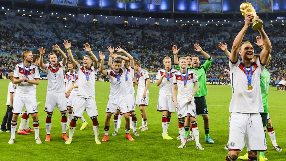 Benedikt Höwedes feiert den Gewinn der Fußball-Weltmeisterschaft 2014.