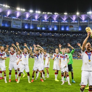 Benedikt Höwedes feiert den Gewinn der Fußball-Weltmeisterschaft 2014.
