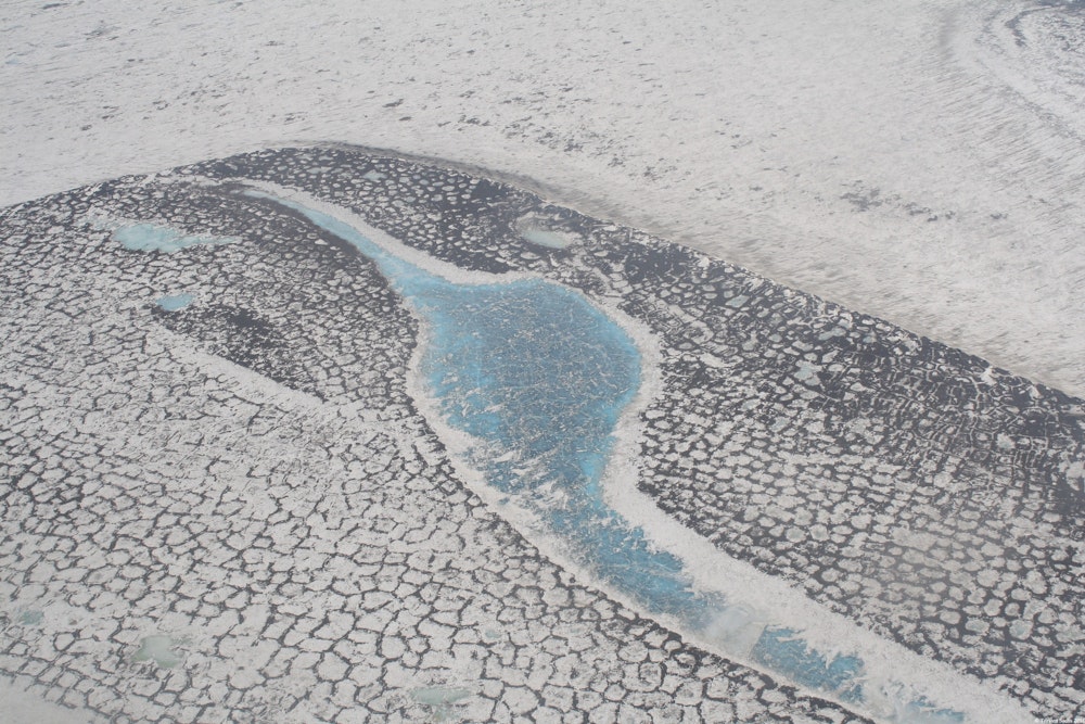 Luftaufnahme der russischen Tundra im Lena-Delta, die das typische Muster der Permafrostgebiete zeigt.