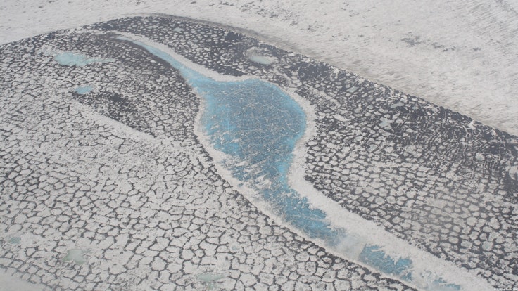 Luftaufnahme der russischen Tundra im Lena-Delta, die das typische Muster der Permafrostgebiete zeigt.