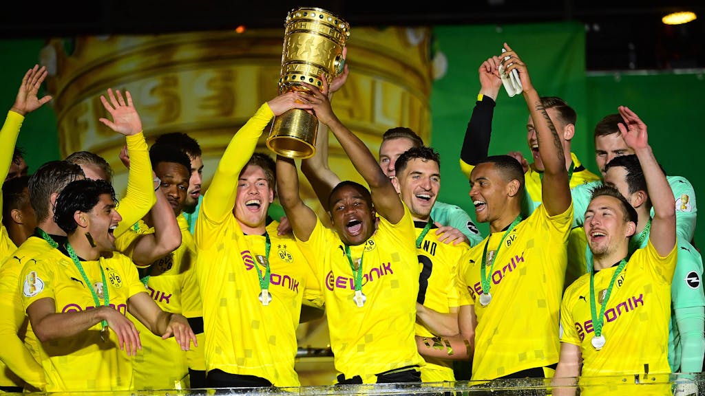 Borussia Dortmund feiert den Sieg im DFB-Pokal gegen RB Leipzig.