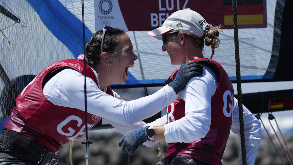 Susann Beucke und Tina Lutz jubeln auf ihrem Boot über Olympia-Silber im Segeln