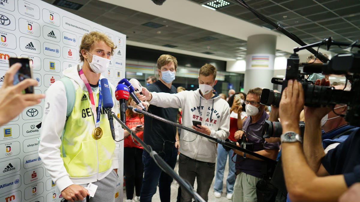 Der deutsche Tennisspieler Alexander Zverev spricht nach seiner Ankunft aus Tokio auf dem Frankfurter Flughafen mit Medienvertretern.