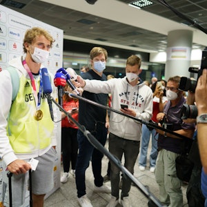 Der deutsche Tennisspieler Alexander Zverev spricht nach seiner Ankunft aus Tokio auf dem Frankfurter Flughafen mit Medienvertretern.