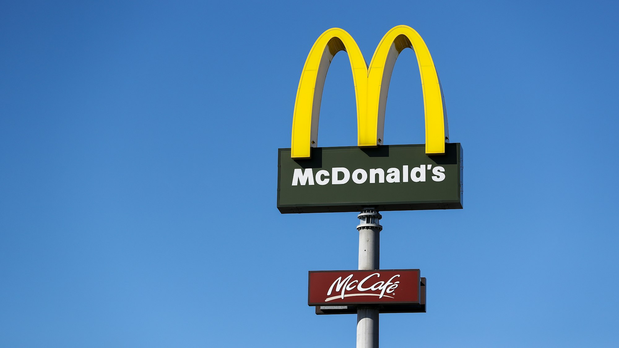 Ein Schild mit dem Logo des FastFood-Konzerns McDonald's. Die beliebte Kette spart Verpackungsmaterial ein.