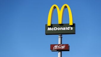Ein Schild mit dem Logo des FastFood-Konzerns McDonald's. Die beliebte Kette spart Verpackungsmaterial ein.
