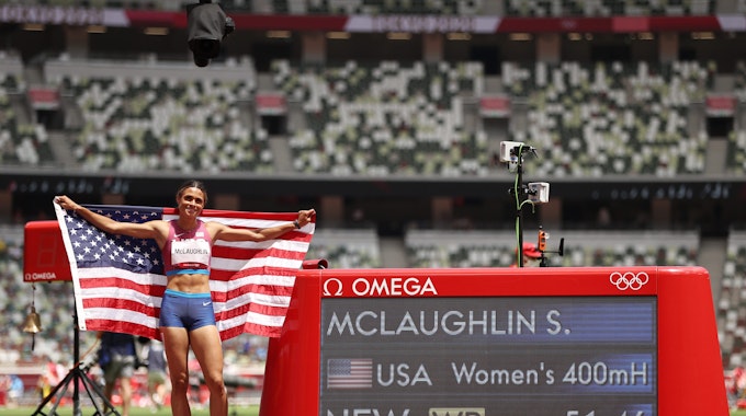 Sydney McLaughlin bejubelt ihren Weltrekord vor dem Scoreboard