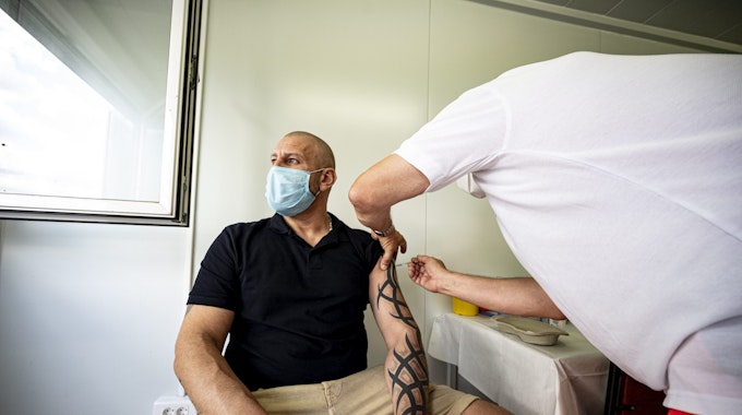 Ein Mann wird im mobilen Impfzentrum vor einer russisch-orthodoxen Kirche in Berlin gegen das Corona geimpft.