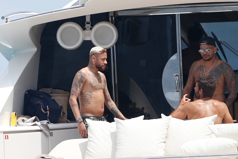 Neymar ist mit einem kleinen Bäuchlein auf einer Yacht in Ibiza mit Freunden zu sehen.